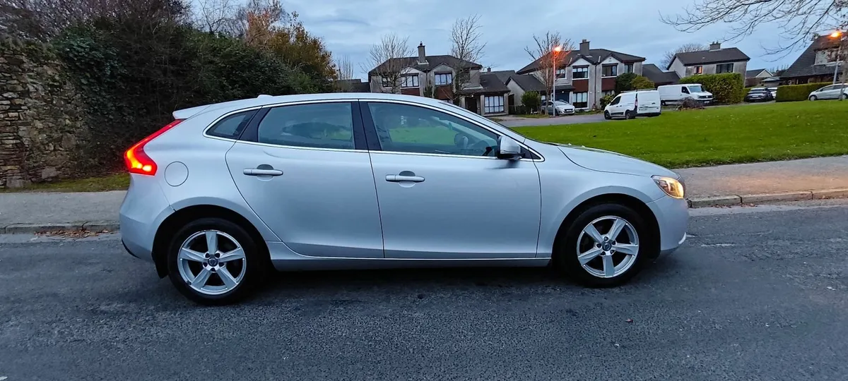 Volvo V40 2013 NCT + Tax €5500 - Image 2