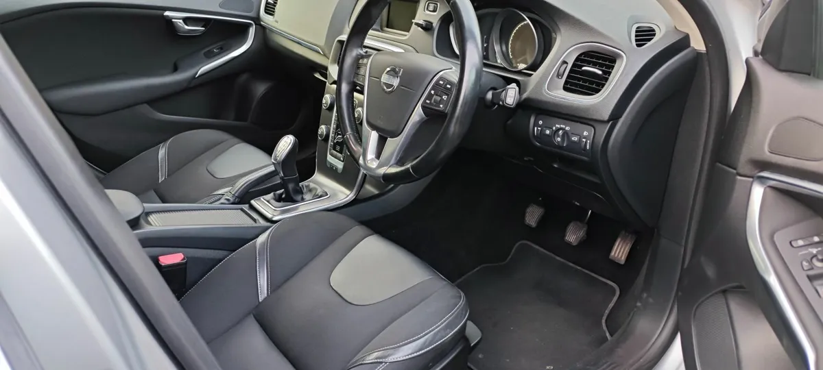 Volvo V40 2013 NCT + Tax €5500 - Image 4