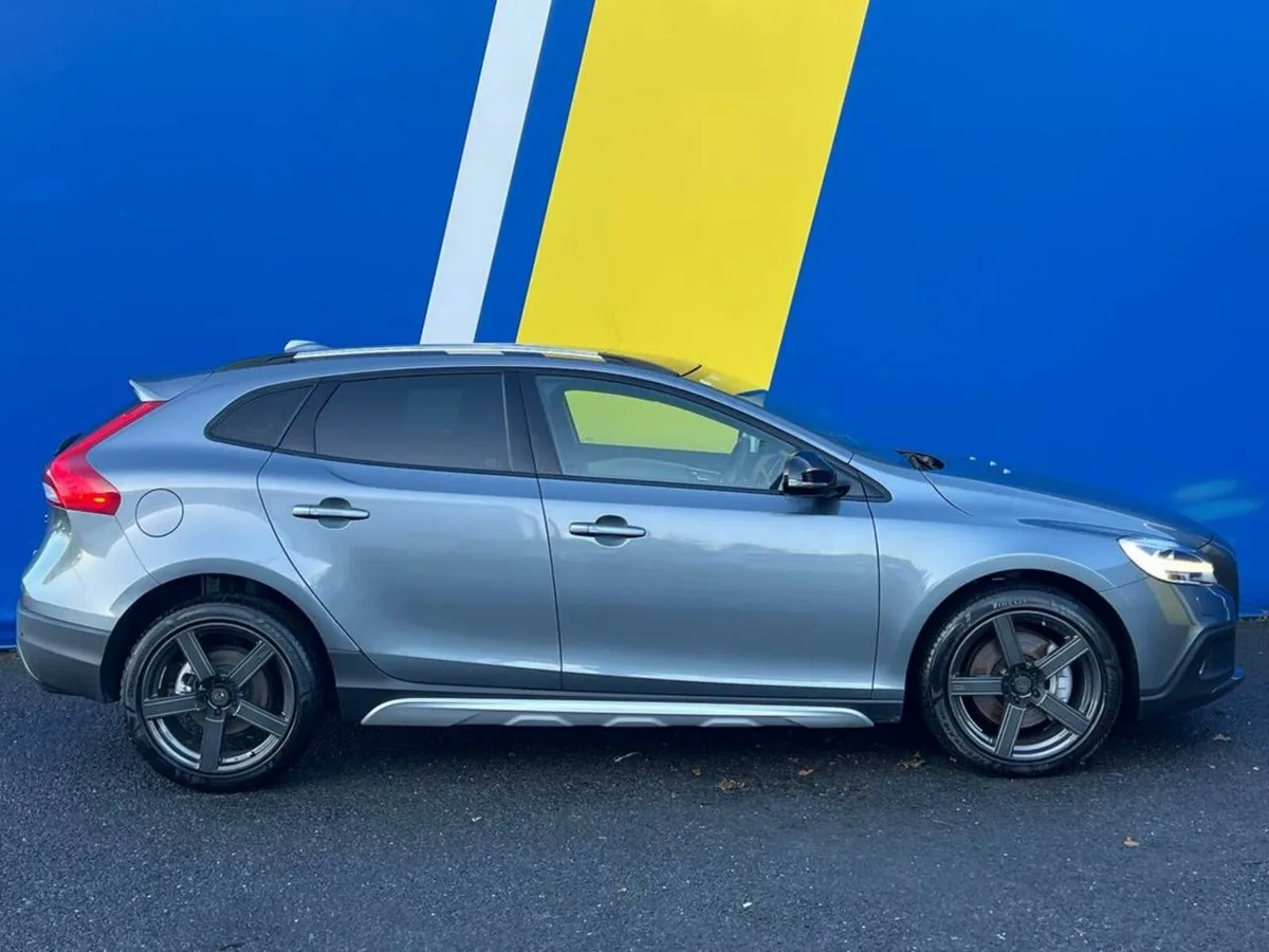 Volvo V40 D4 CROSS COUNTRY 2.0 D // PANORAMIC SUNR - Image 3