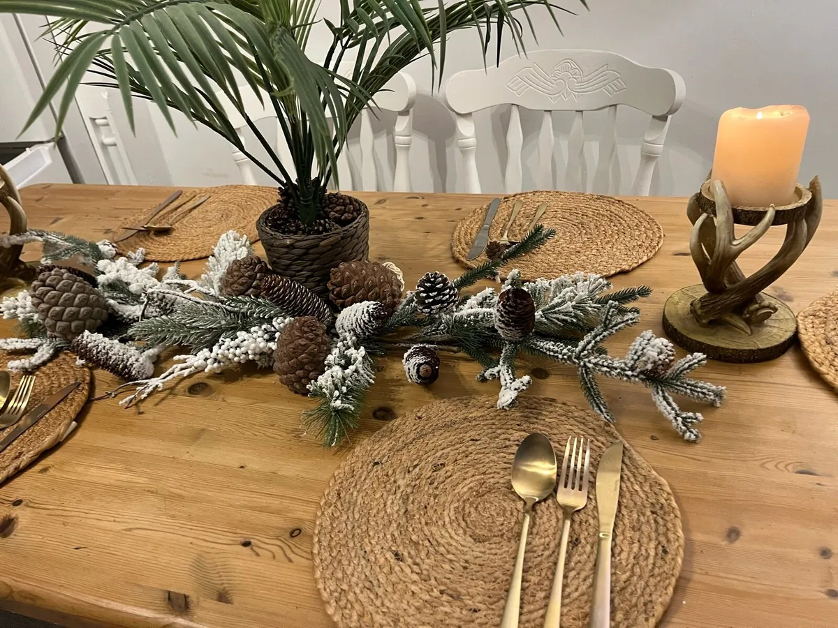 Table and chairs - Image 2