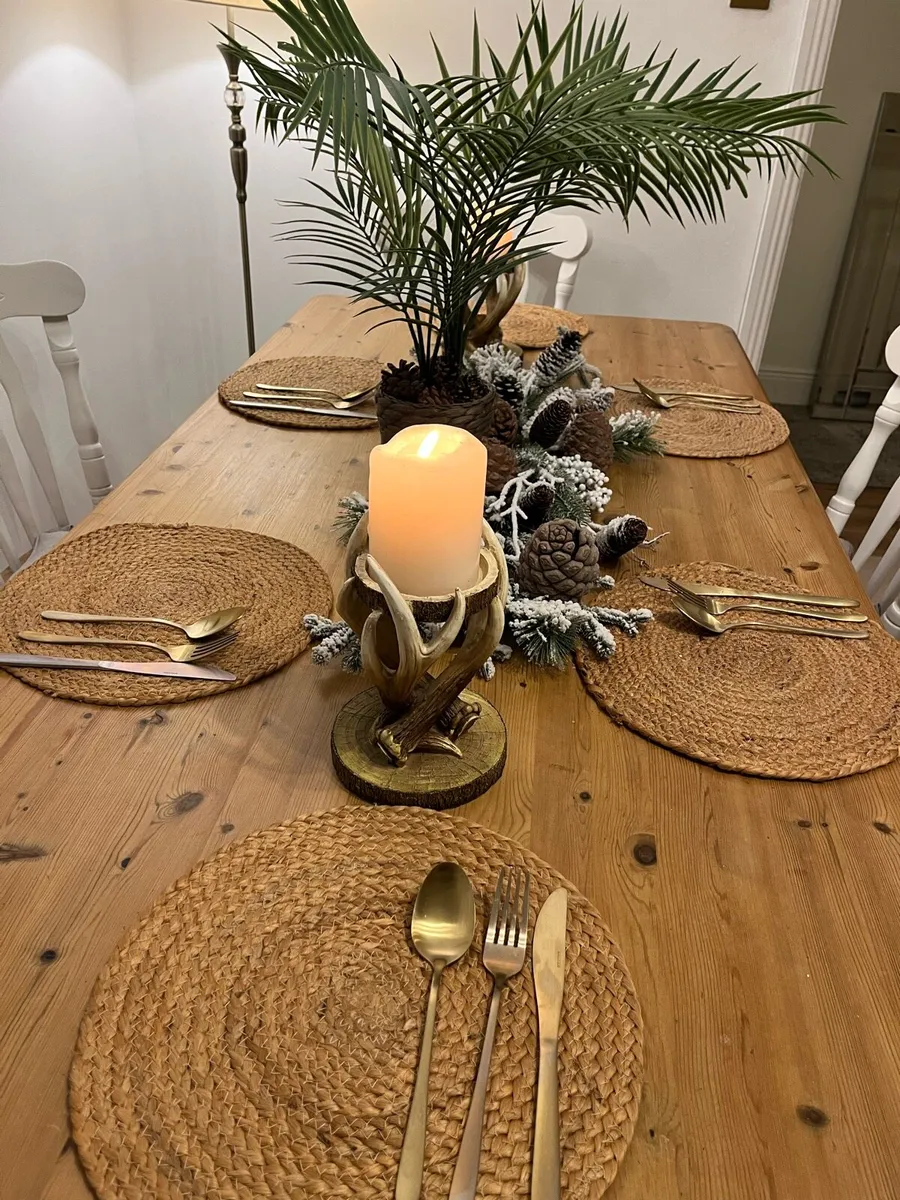 Table and chairs - Image 4