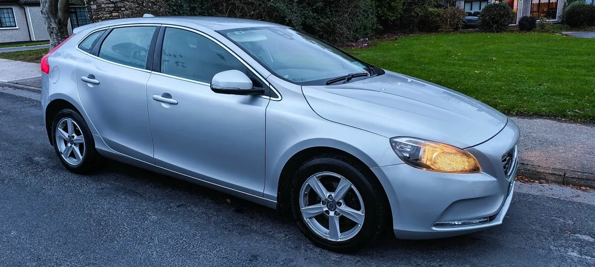 Volvo V40 2013 NCT + Tax €5500 - Image 1