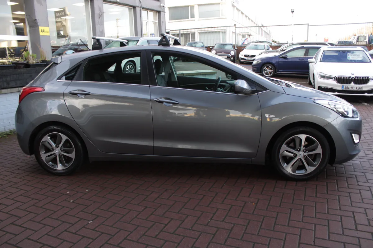 1.4 SE EDITION 100BHP 5DR HATCHBACK // 1ONWER IRIS - Image 3