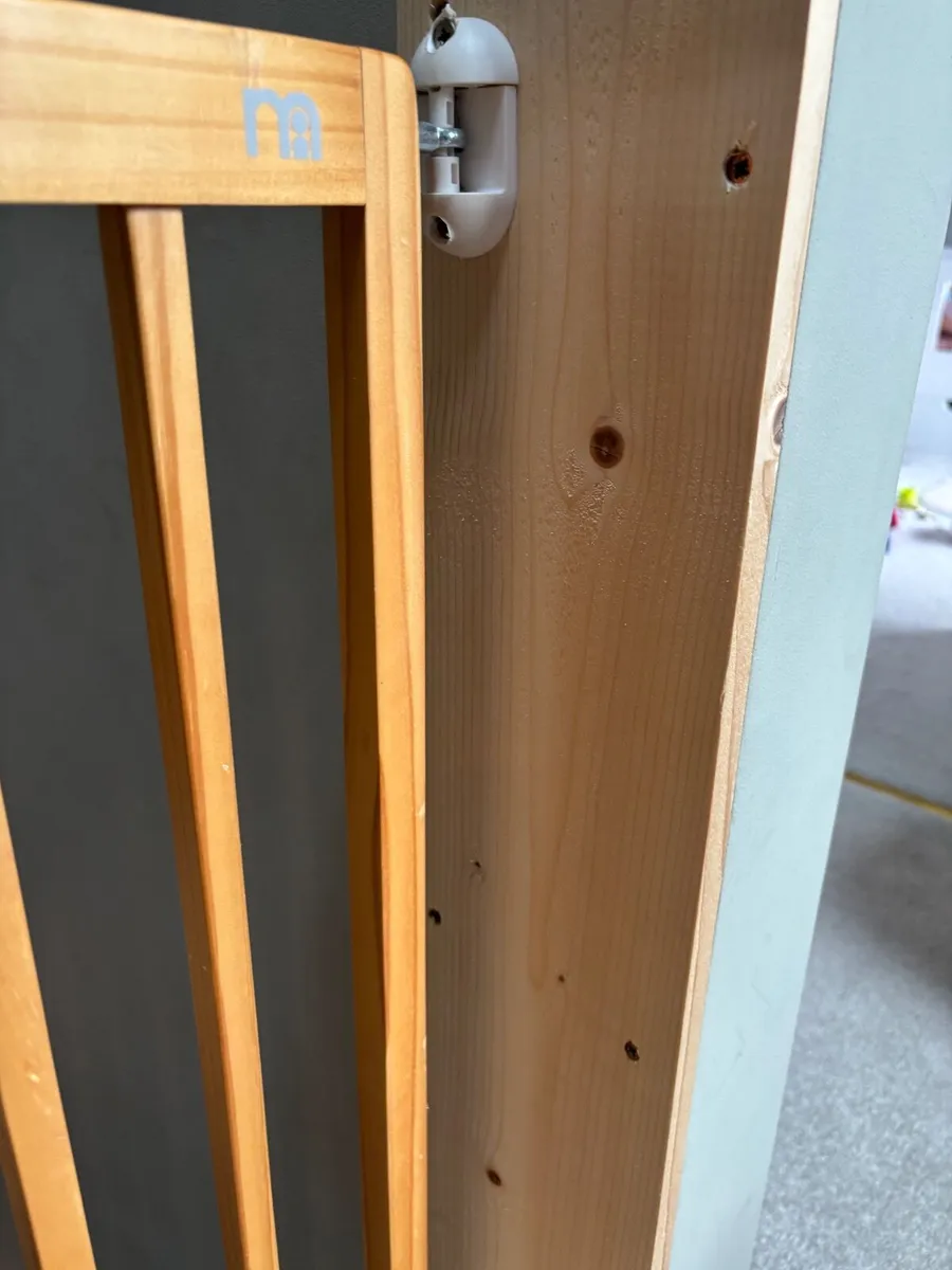 Wooden adjustable stair gate - Image 2