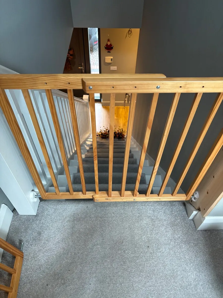 Wooden adjustable stair gate - Image 4