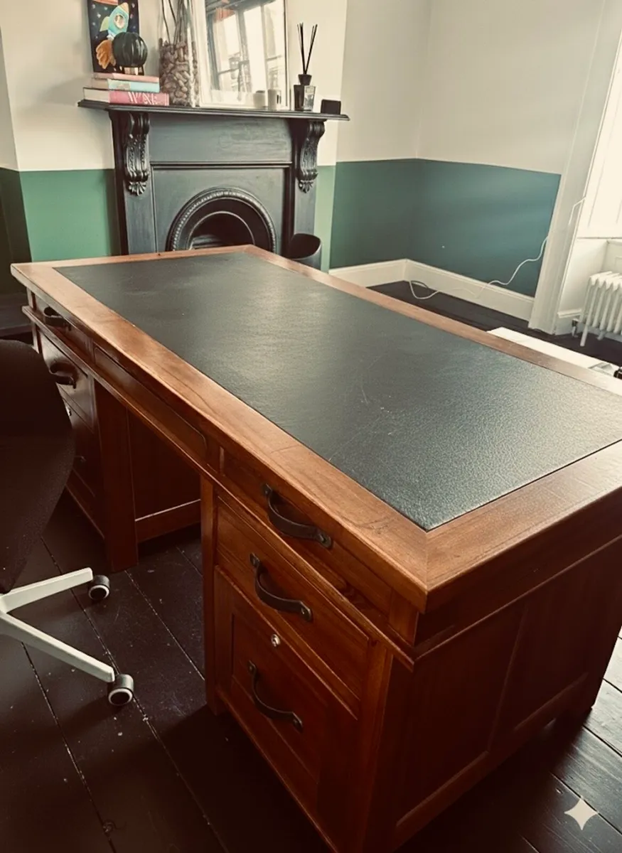 Stunning Partner Classic Desk - Image 1
