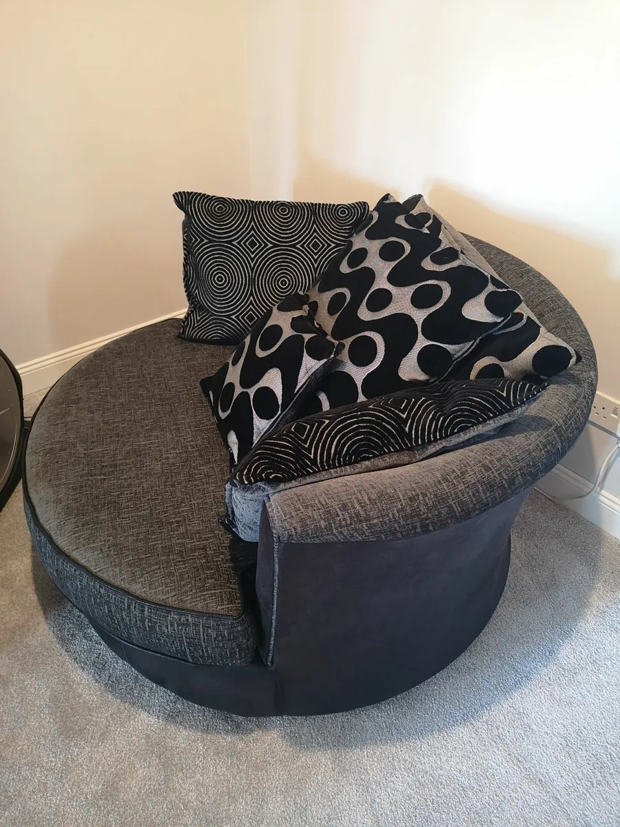 Large Swivel Chair - Image 2