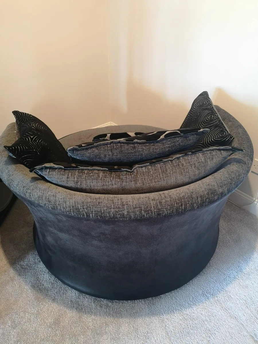 Large Swivel Chair - Image 3