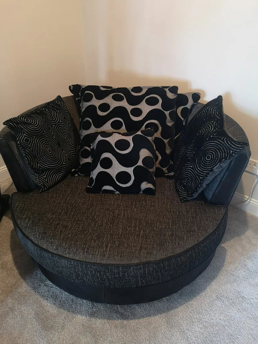 Large Swivel Chair - Image 1