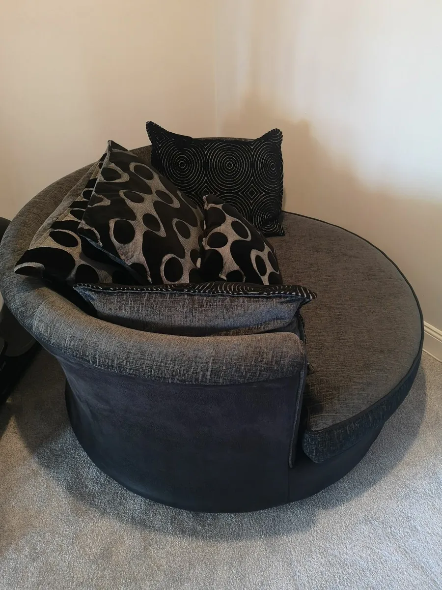 Large Swivel Chair - Image 4