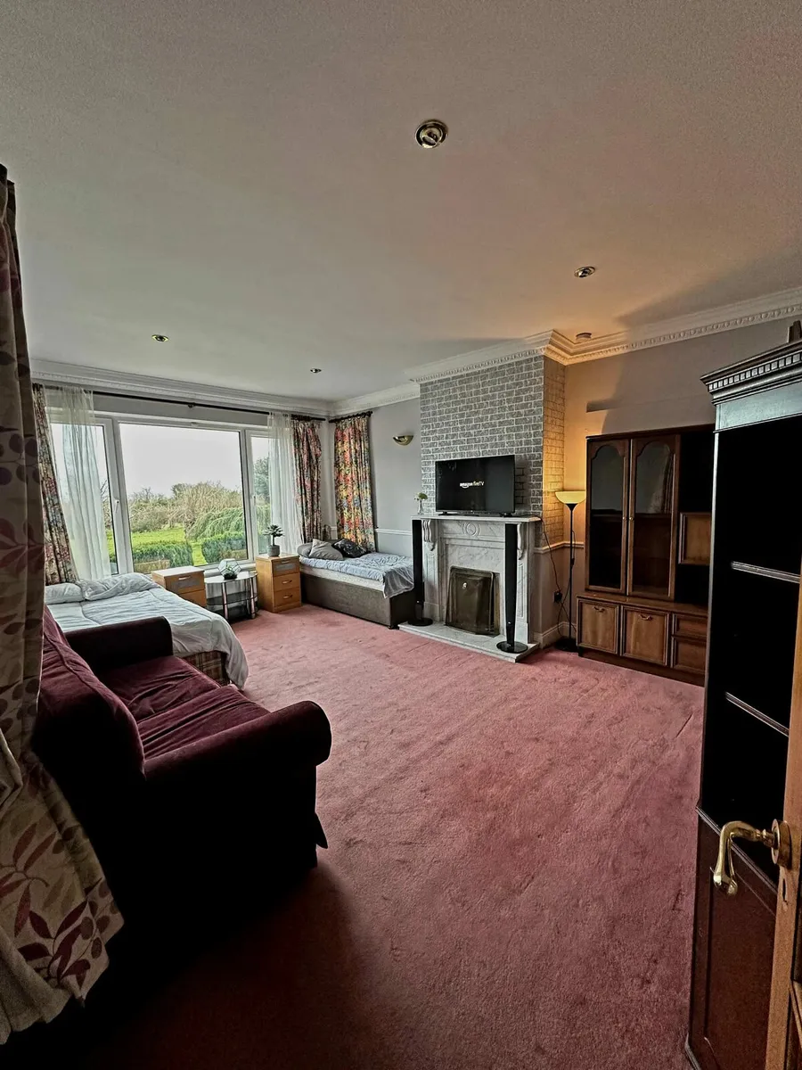 Very large bedroom to Rent Share in Dublin 18 - Image 1