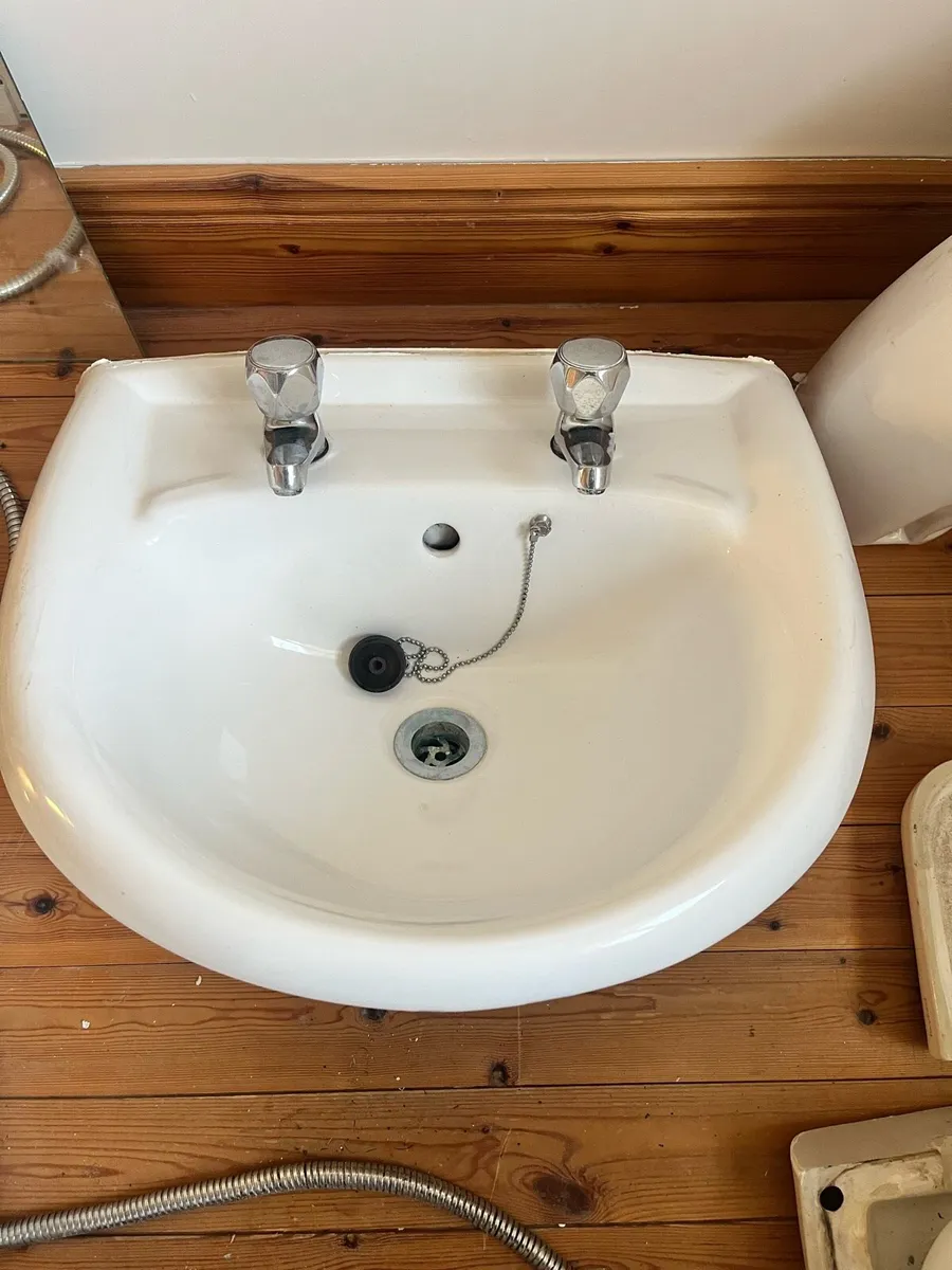 Bathroom sinks - Image 1