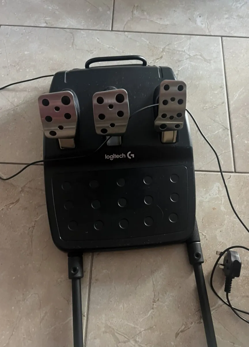 G920 Xbox racing wheel and pedals - Image 2