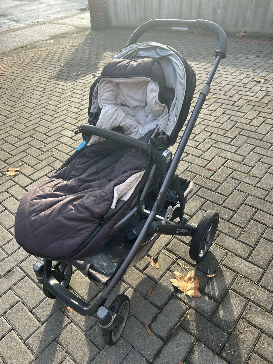 Uppa Baby Vista Buggy- with bassinet and footmuff - Image 3