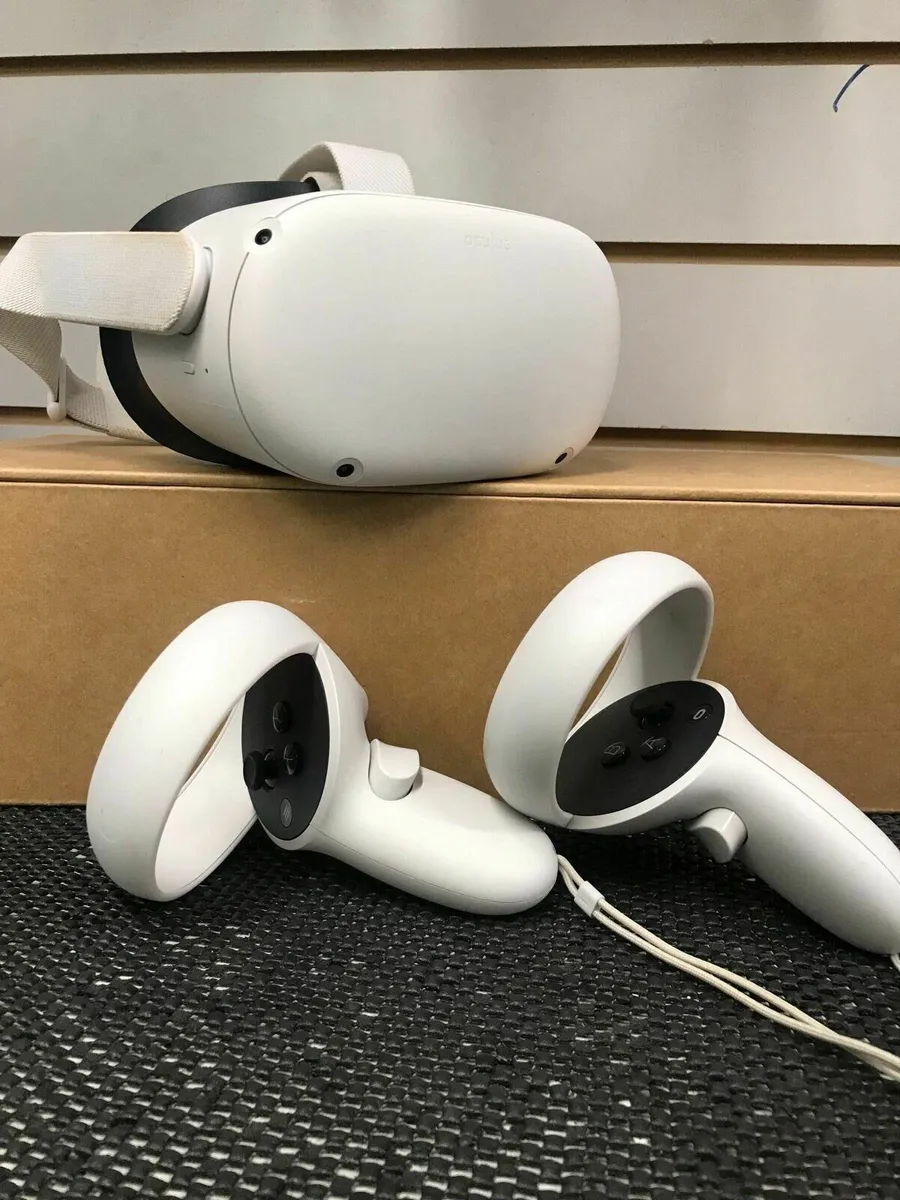 Oculus Quest 2 VR Headet - Image 1