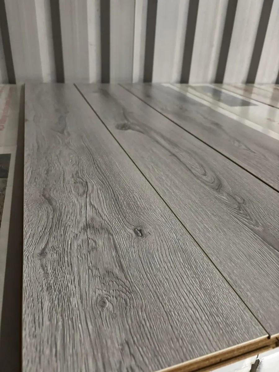 8mm laminated flooring - Image 2