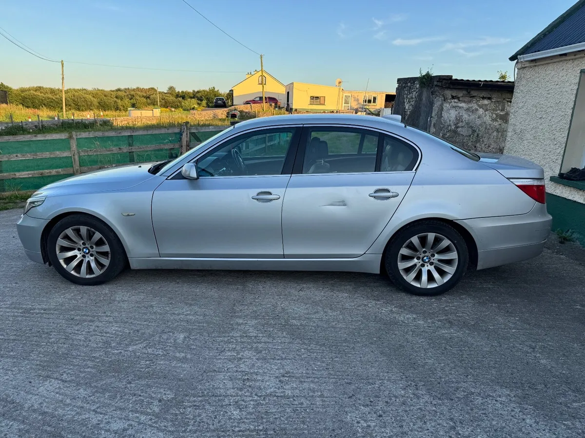 BMW 5-Series 2009 - Image 2