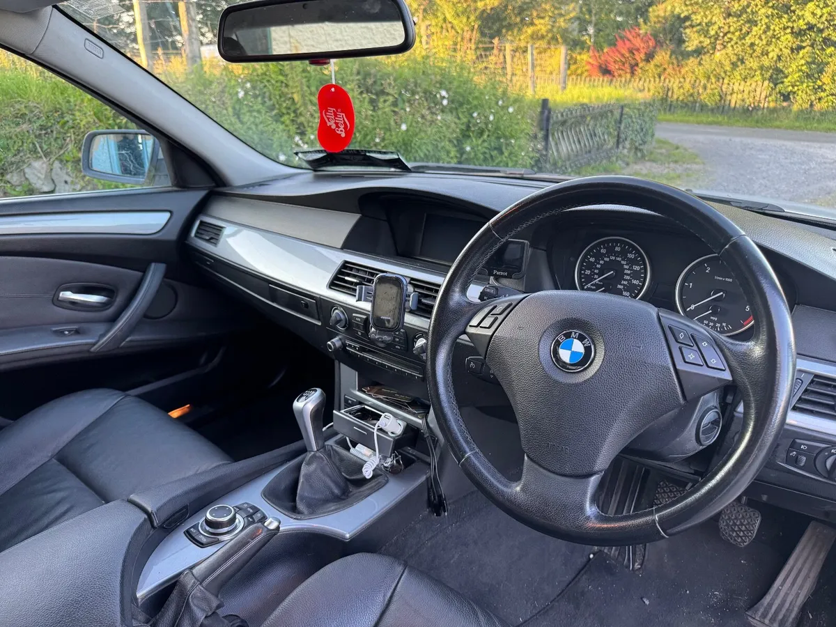 BMW 5-Series 2009 - Image 4