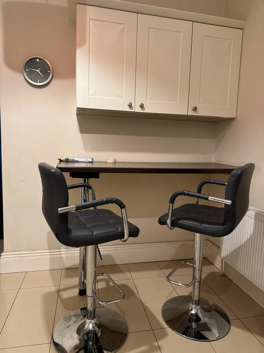 Swivel bar stools - Image 1