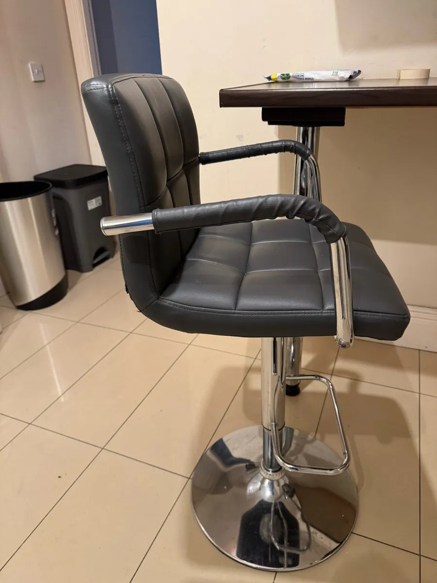 Swivel bar stools - Image 2