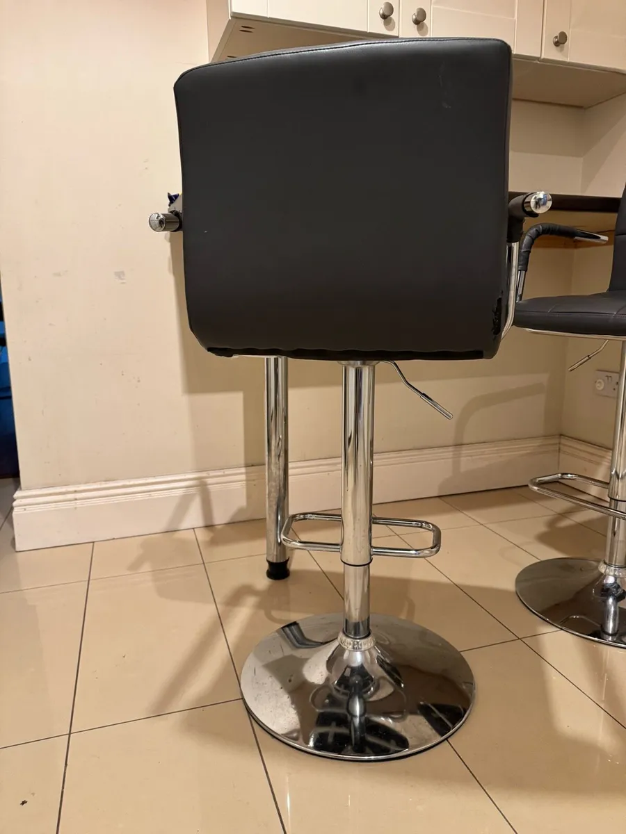 Swivel bar stools - Image 4