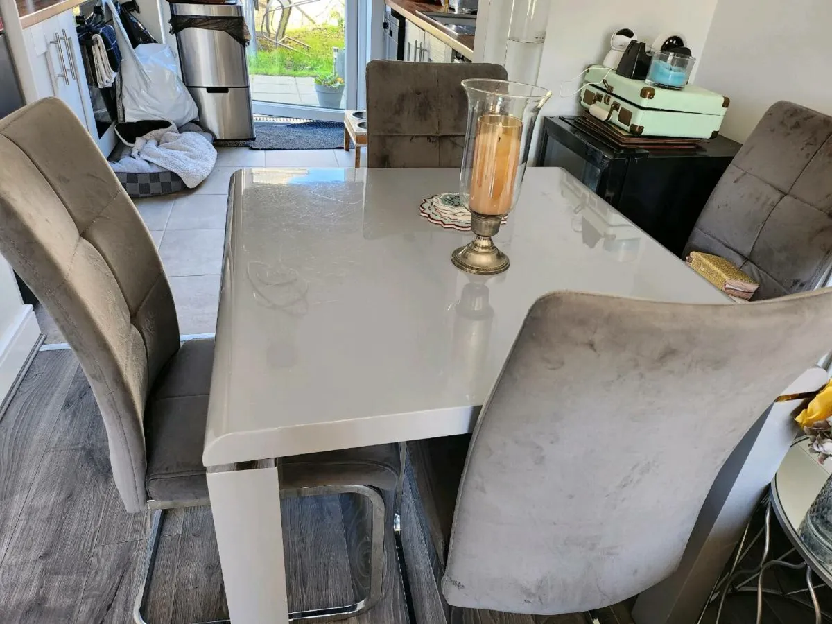 Table and chairs to mach - Image 1