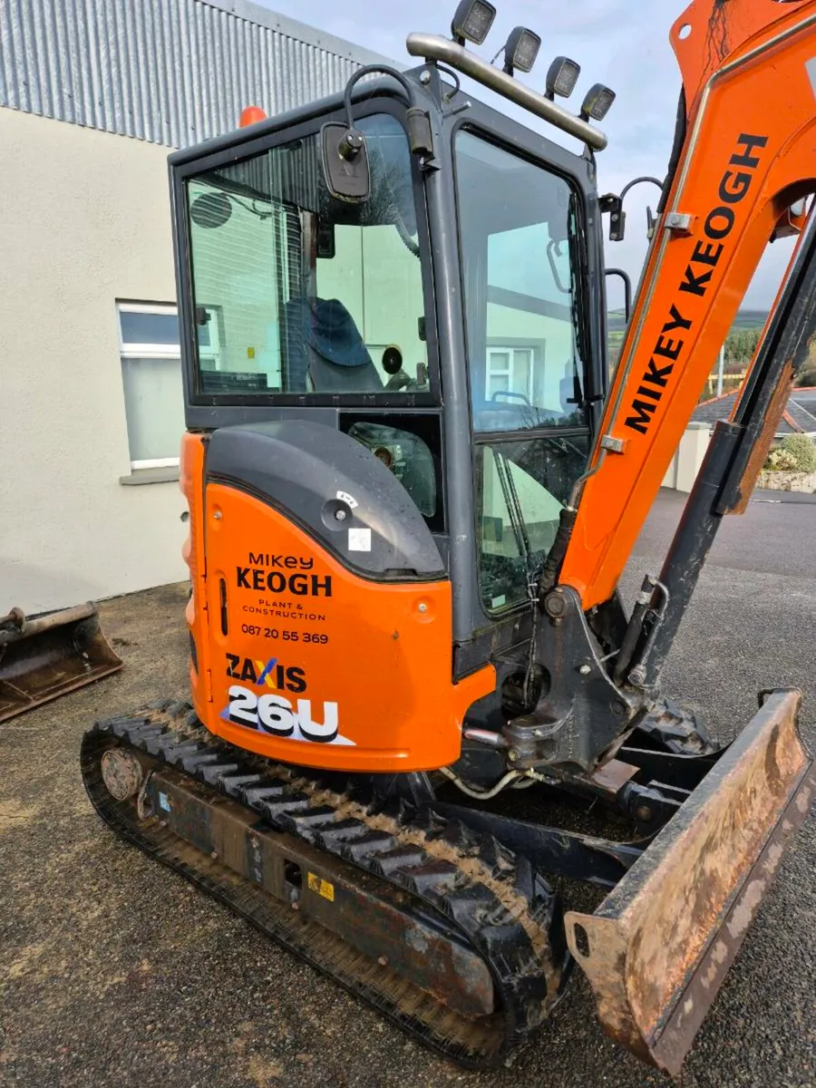 HITACHI DIGGER AND BUNDLE - Image 1