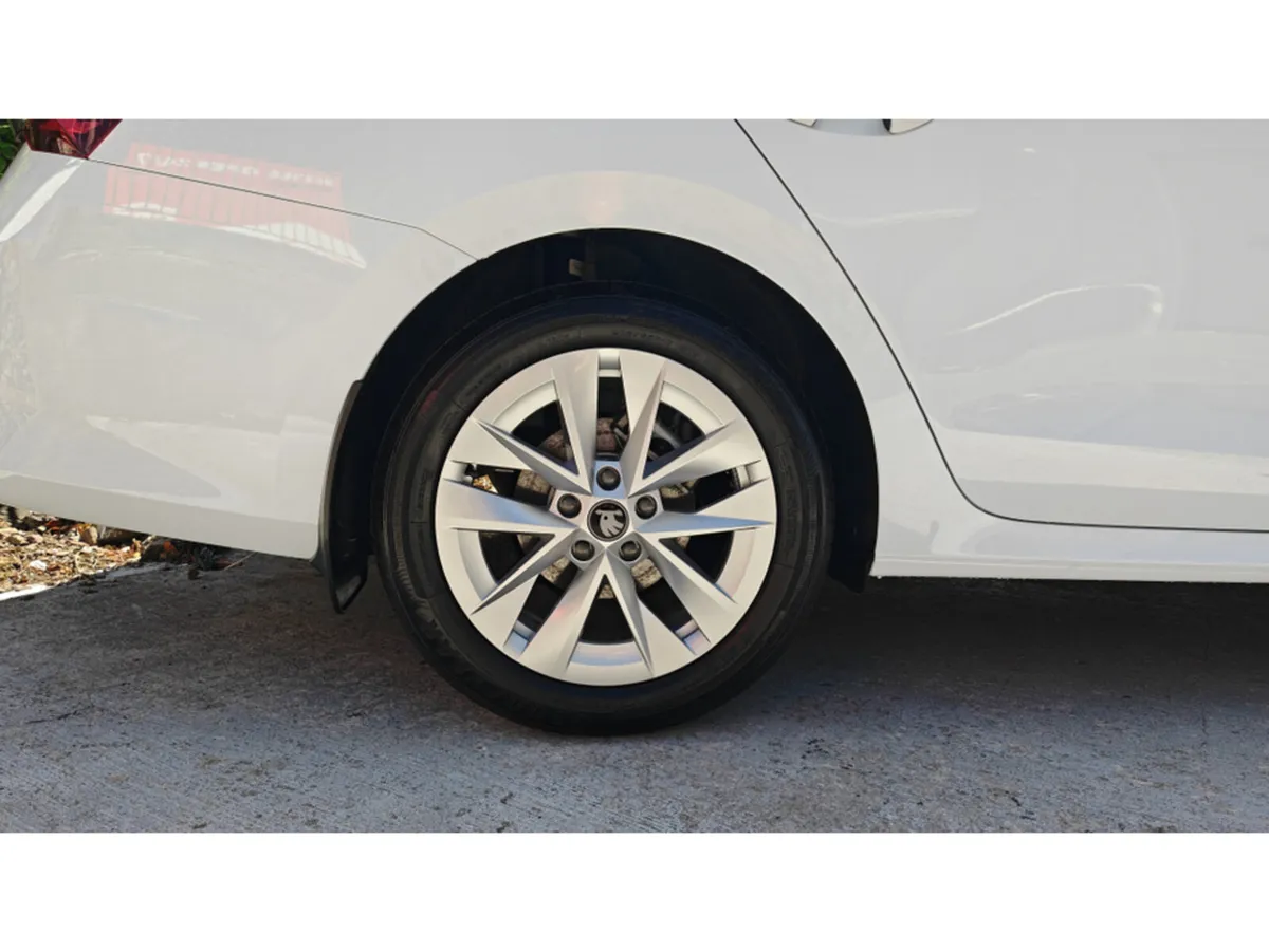 Skoda Octavia SELECTION 1.5TSI 115HP- DEMO MODEL A - Image 4