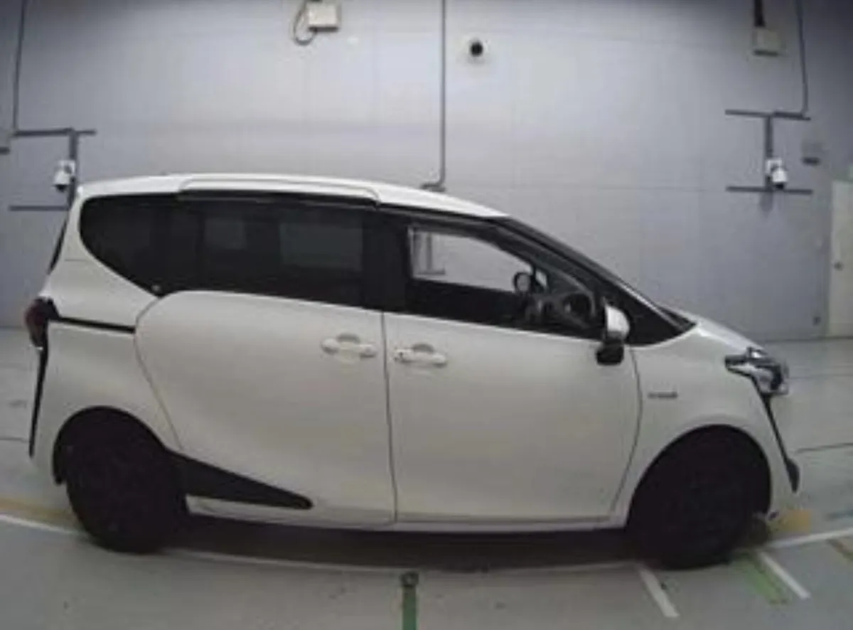 2019 Toyota Sienta Automatic Hybrid 7 Seater famil - Image 4