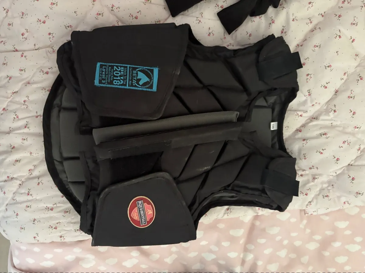 Helmet and back protector kids - Image 1