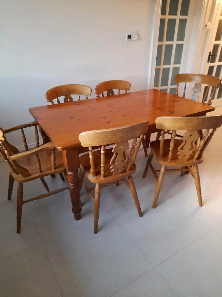 Table and chairs - Image 1
