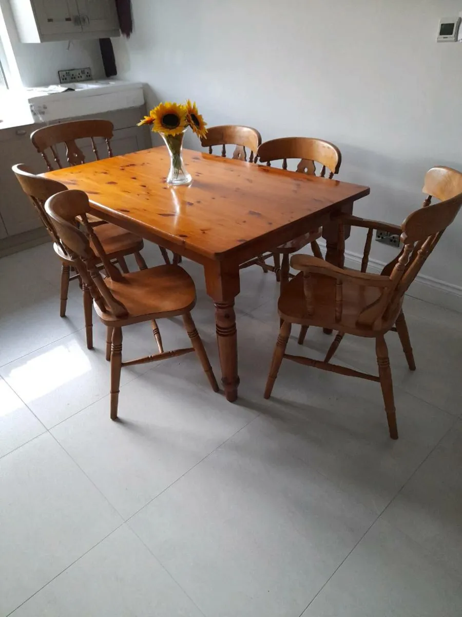 Table and chairs - Image 2