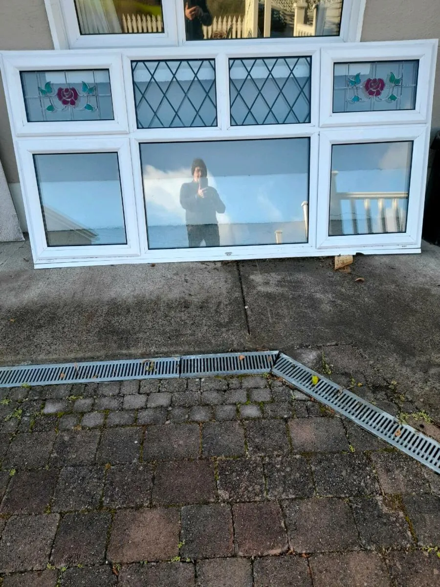 Table and chairs - Image 4