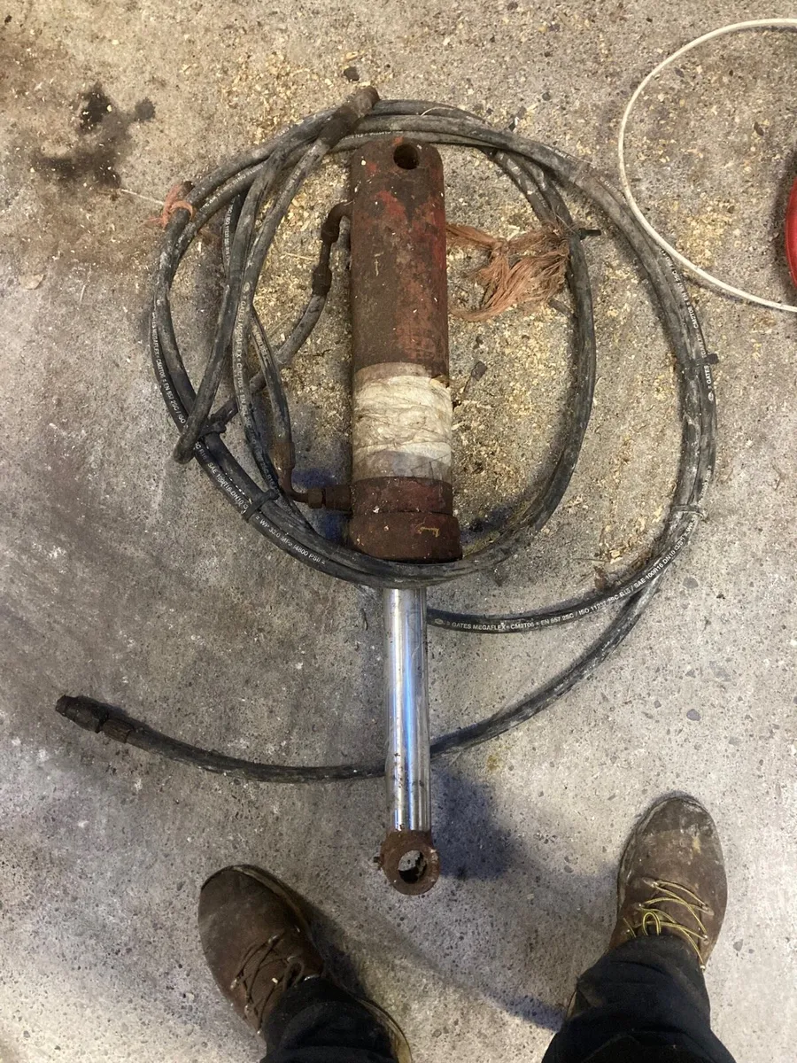 Hydraulic Rams - Image 1