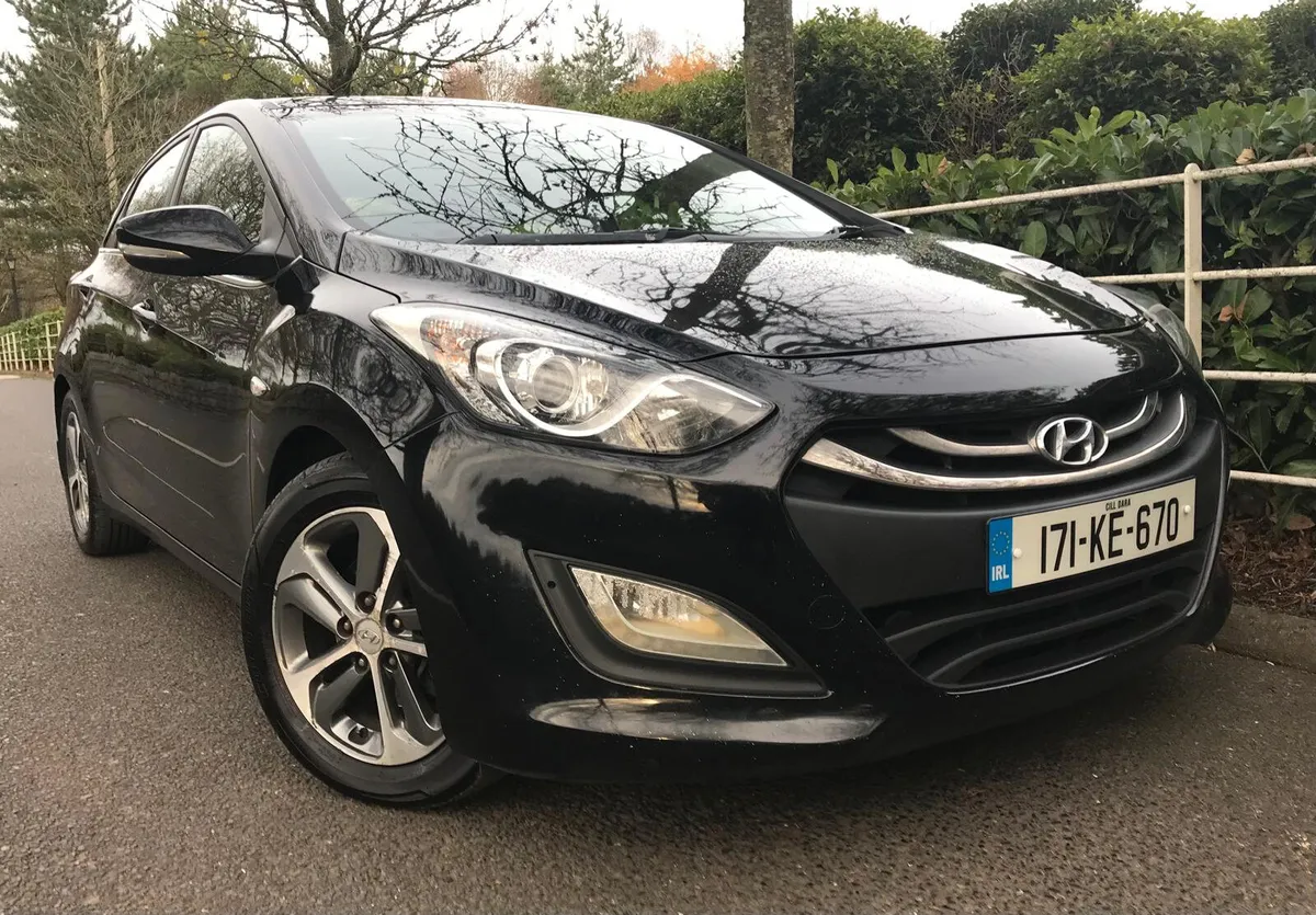 Hyundai i30 DELUXE EDITION Low kms - Image 2