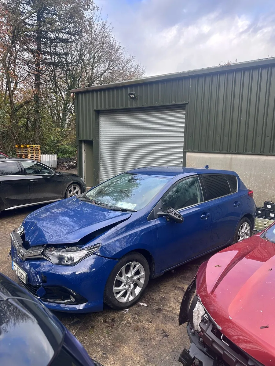 2017 Toyota Auris car - Image 2
