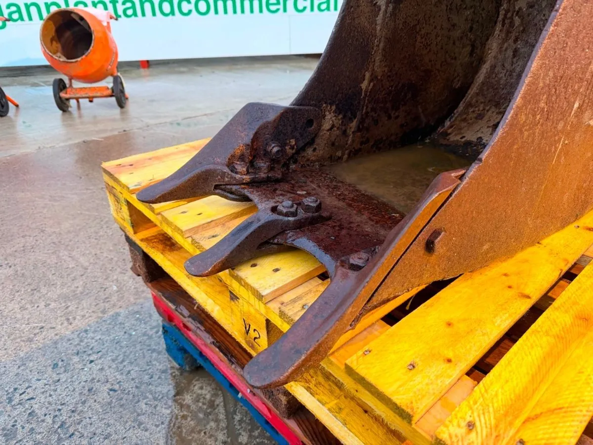 18" JCB 3CX BUCKET ...45MM PINS .....67S - Image 4
