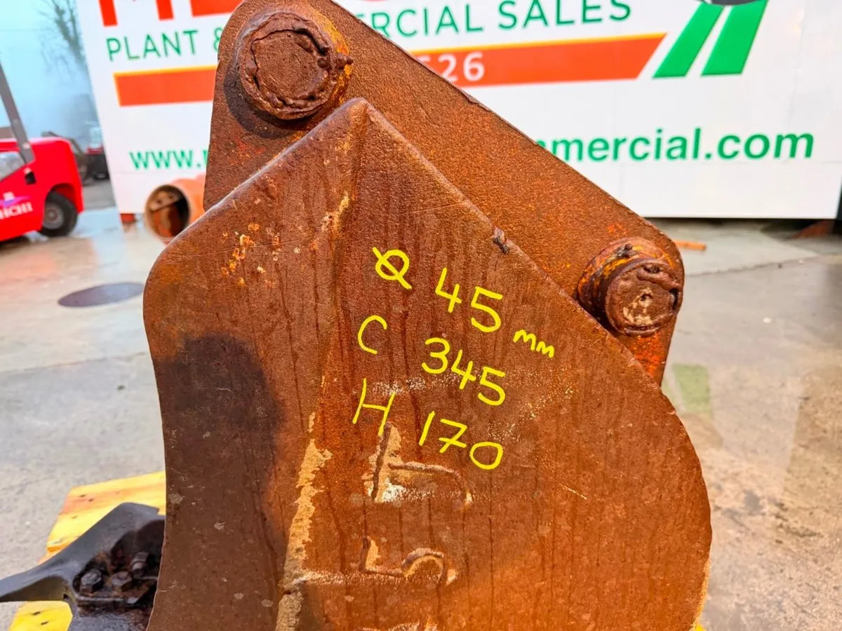 18" JCB 3CX BUCKET ...45MM PINS .....67S - Image 2