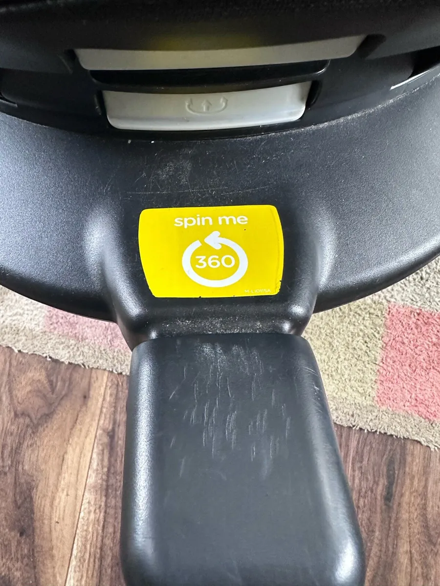 Joie swivel car seat - Image 3