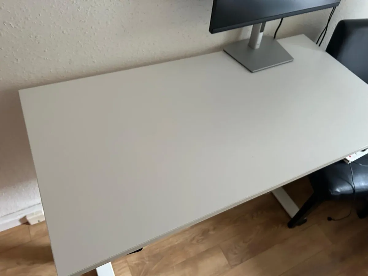 Electric desk - Image 1
