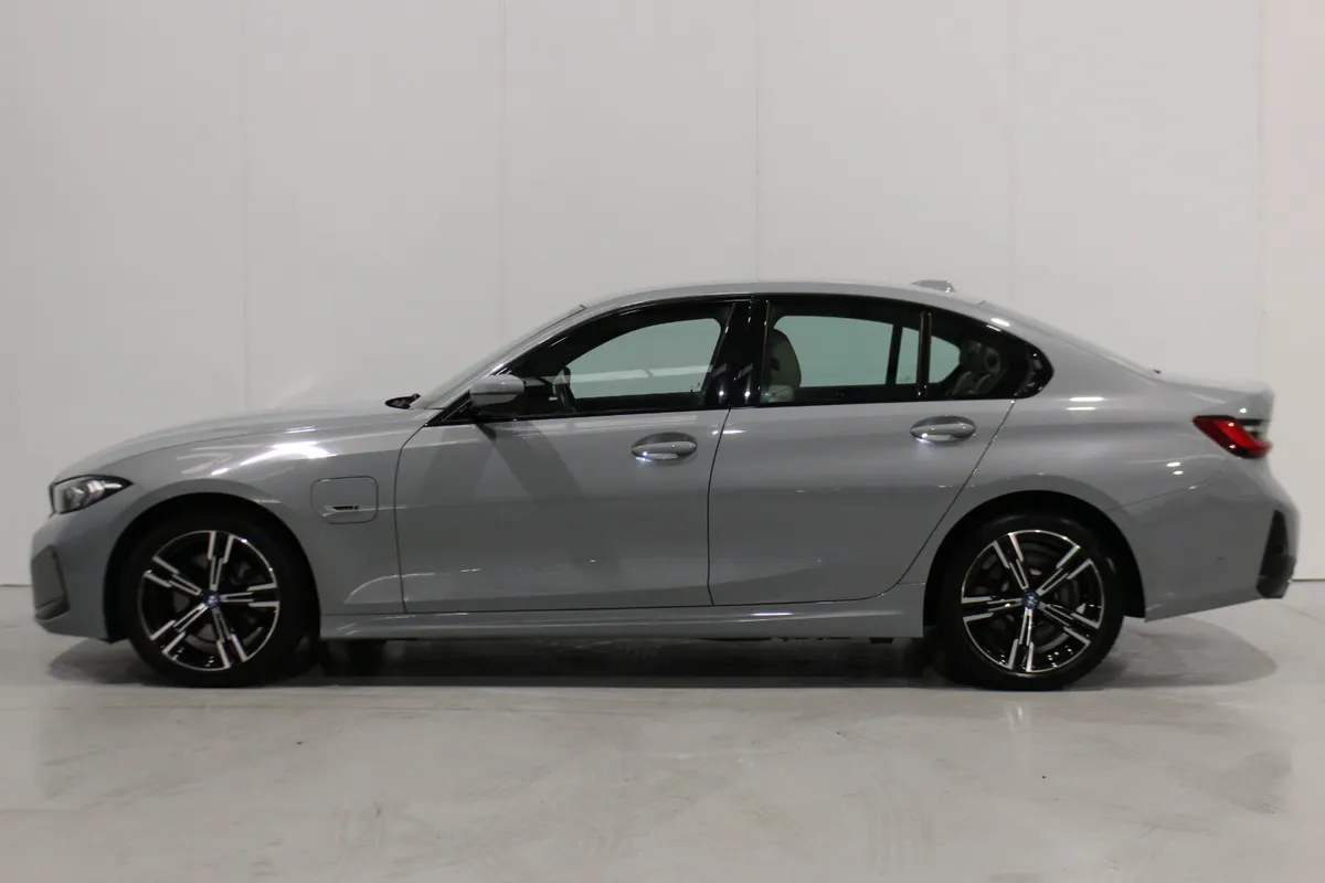 222 BMW 3-Series 330E M SPORT (new shape) - Image 4