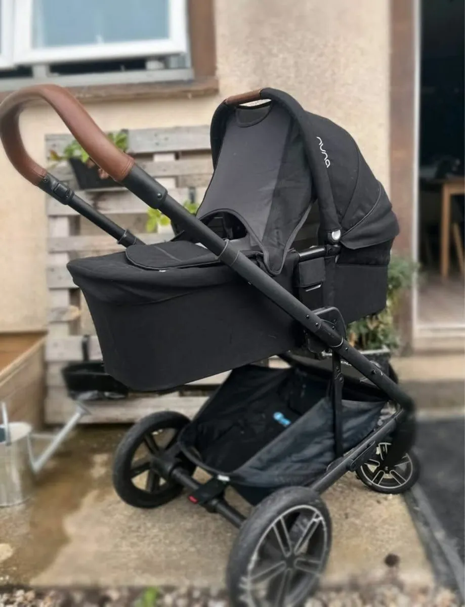 Nuna Mixx Next buggy system with seat AND carrycot - Image 1