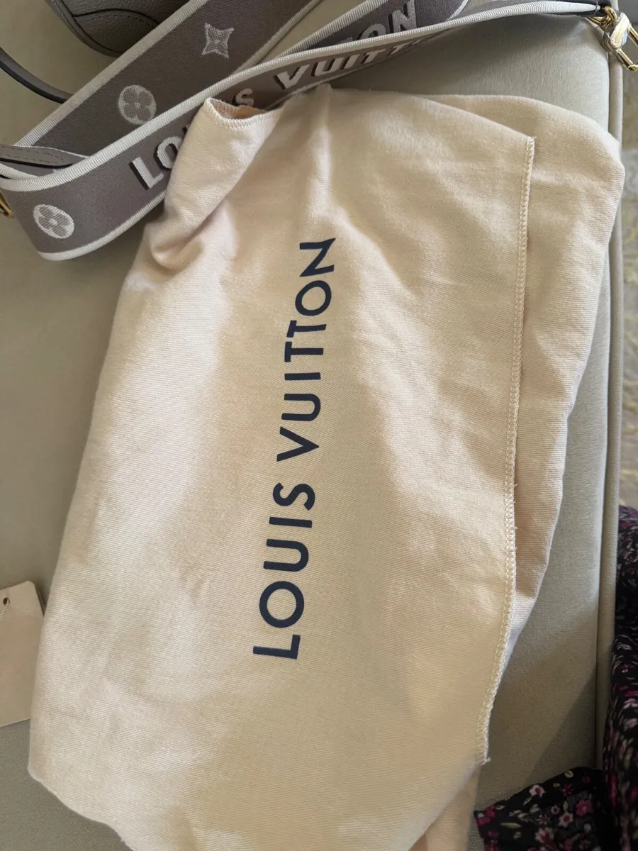 Louis Vuitton Diane Handbag - Image 4