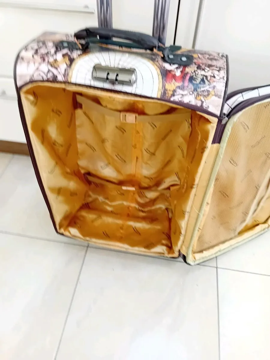 LARGE SUITCASE 4  WHEELS