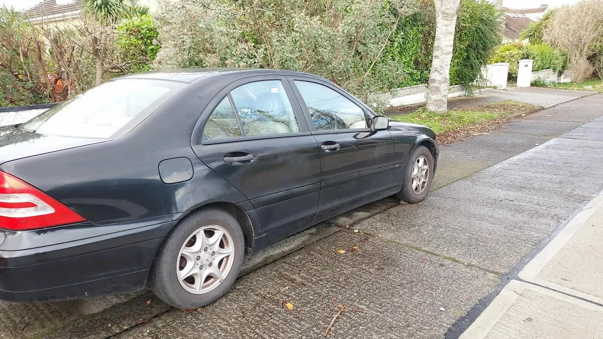 Mercedes-Benz C-Class 2004 - Image 2
