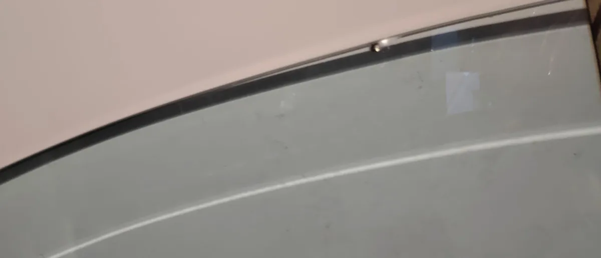 Large oval glass top table sturdy and heavy 120cm - Image 3