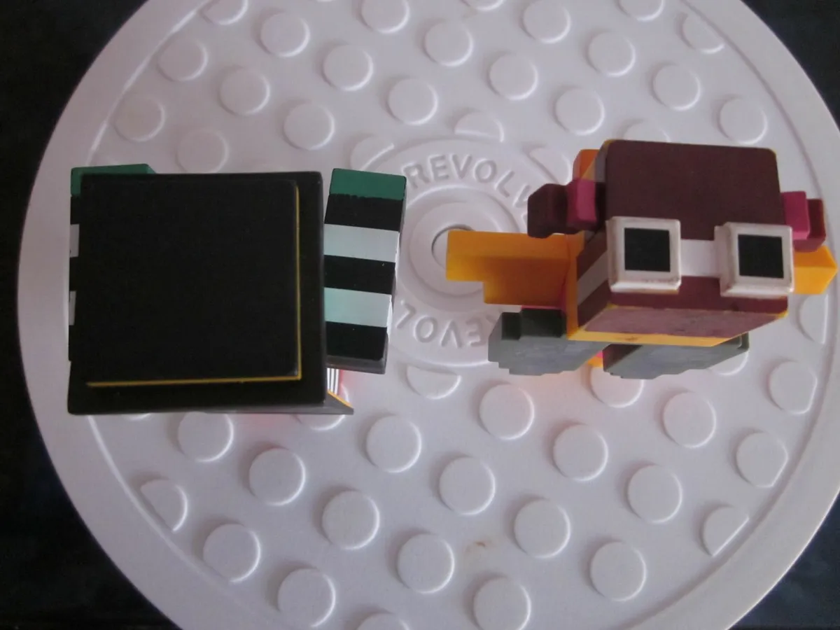 Mc Donalds Minecraft Zombie Toys X2 - Image 4