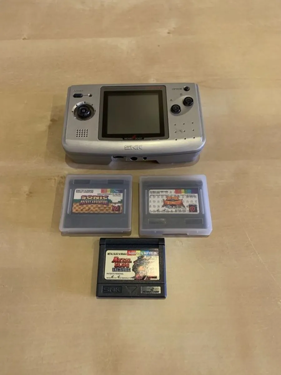 Retro gaming bundle: Various Retro handheld consoles and games - Image 1