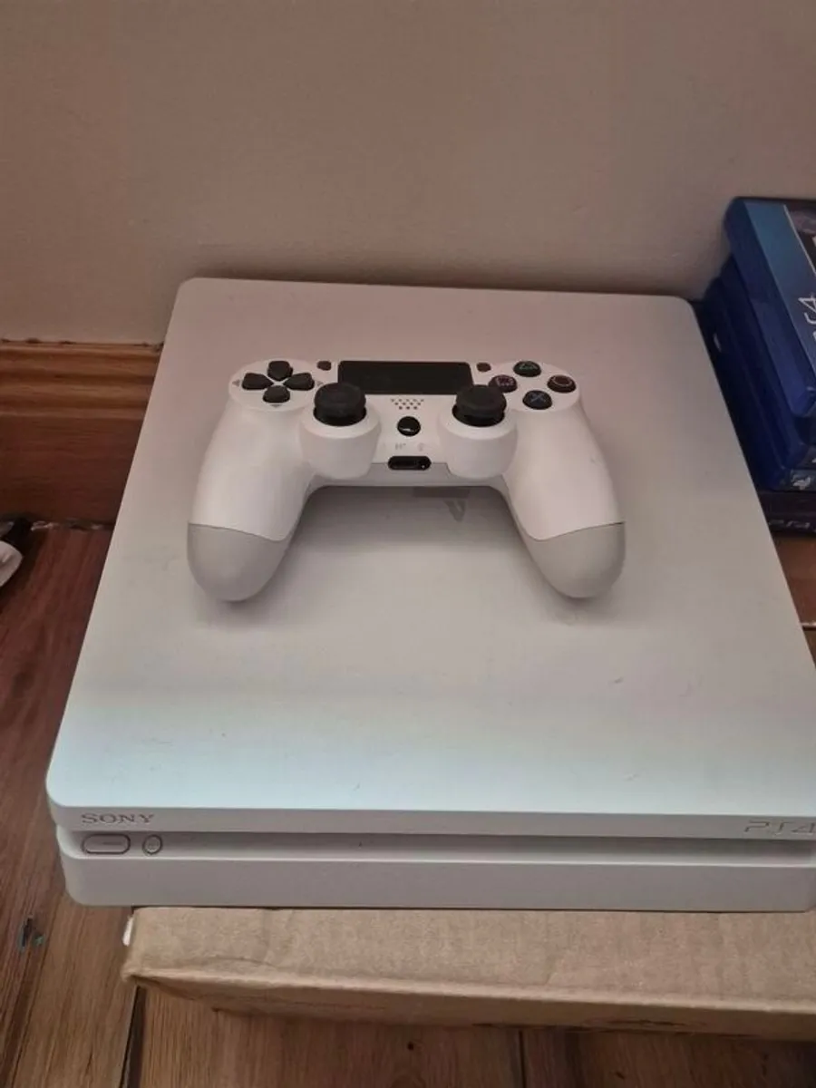 Playstation 4 with controller & games (low firmware 9.5) - Image 2