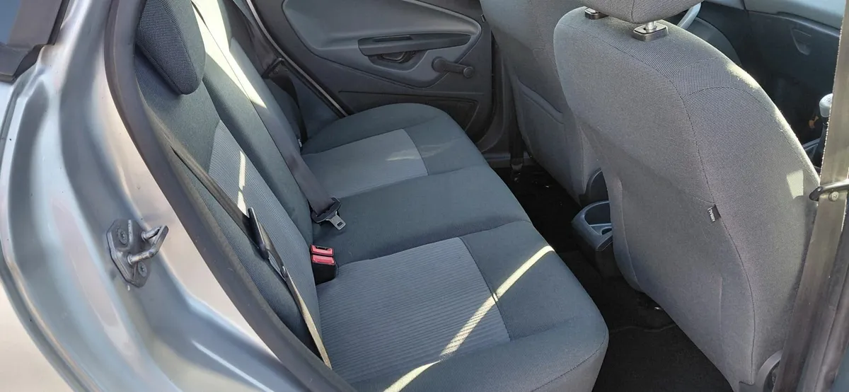 Ford Fiesta 2011 - Image 2